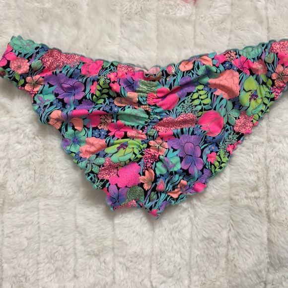 Victoria’s Secret bikini - Picture 3 of 8